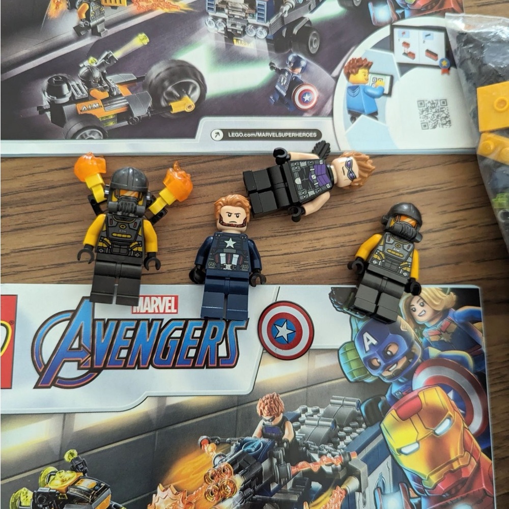 Lego Marvel Avengers Truck Take-Down 76143 Captain America & Hawkeye minifigures